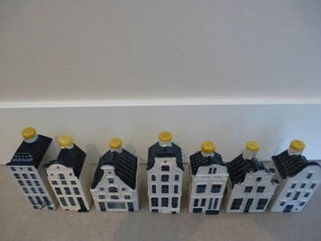 Maison KLM - Sept petites maisons KLM/Bols remplies de Bols.