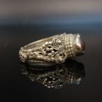 Middeleeuws Zilverbillon Ring - met rode glazen cabochon