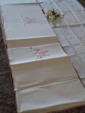 Ensemble élégant pour lit double avec de jolies fleurs roses