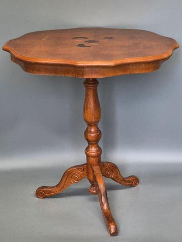 Eleganter Beistelltisch – Holztisch mit Intarsienarbeiten –