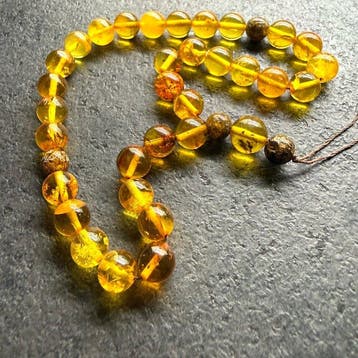 Chapelet Tesbih en ambre balte naturelle, 33 perles en