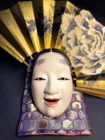 Noh masker - Ko-omote met traditionele Japanse Mai-gi en