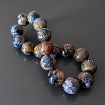 Armband van natuurlijke blauwe Pietersiet uit Namibië.