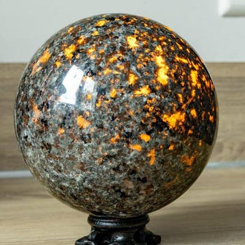 Grote, fijn gepolijste Yooperlite-bol - Hoogte: 13.8 cm -