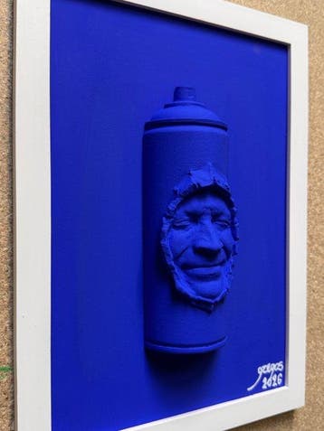 gregos - Blue smiling spray can