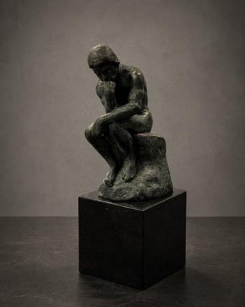 sculptuur, De Denker – Bronzen sculptuur op zwarte sokkel –
