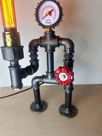 Captain Iron Pressure - Tafellamp met beeldje - Gegoten