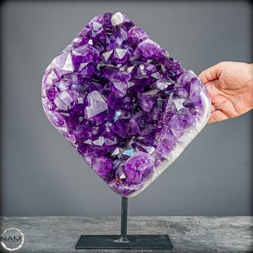 Intense natuurlijke amethistdruse met calcietkristal op