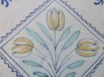 Tegel - Gekleurde 3-Tulp in kwadraat met 3-Stip. - 1650-1700