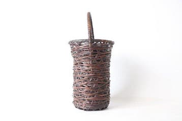 Rare corbeille à fleurs en bambou fumé japonaise avec vase