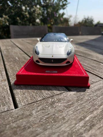 1:18 - Model raceauto - Ferrari California T, Nieuw