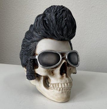 ELVIS PRESLY - sculptuur, Skull with pompadour and goggles -