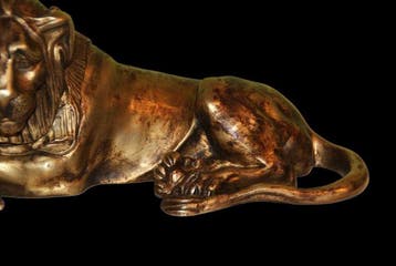 Snijwerk, Jeune lion couché - 9 cm - gepatineerd brons, Antiquités & Art