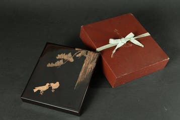Doos - Lakwerk Shikishi-doos met dennen en duiven, maki-e, 3