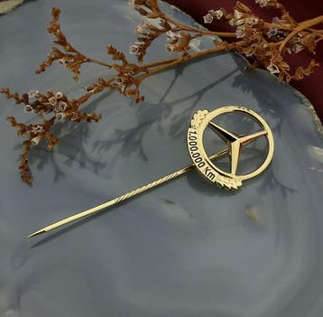 8 karaat vintage reversspeld met Mercedes Benz logo, Ophalen of Verzenden