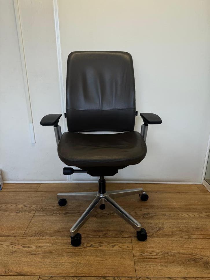 Refurbished Steelcase Amia Gestoffeerd In Leer, Huis en Inrichting, Bureaustoelen, Bureaustoel, Bruin, Zo goed als nieuw, Ergonomisch