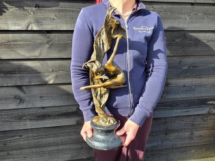 Beeld, Bronze: Scarf Dancer 52cm - Lady - 52.5 cm - Brons,, Antiek en Kunst, Kunst | Designobjecten