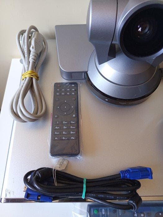 Polycom RealPresence Group 700 Videoprojector, Collections, Appareils photo & Matériel cinématographique