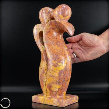 Polychroom jaspis sculptuur – artistieke figuur uit