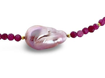 Collier avec rubis et perle baroque, argent 925. - Collier