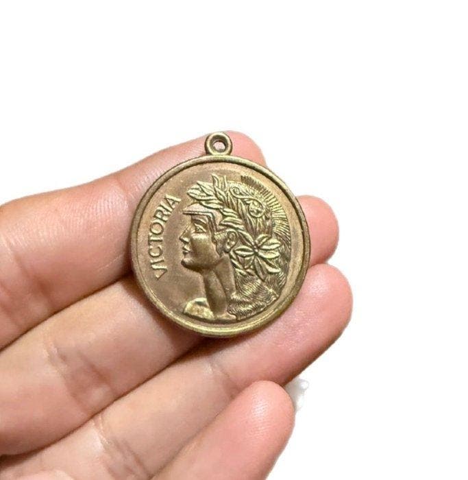 Curieuze Kunstmedaille Victoria in verguld brons –, Antiquités & Art, Curiosités & Brocante