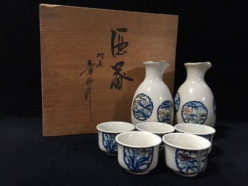 Japanese Kutani Ware Sake Set by Shozan with Original Wooden, Antiek en Kunst