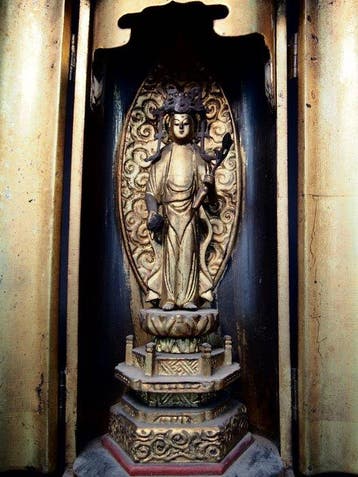 Antique Japanese Kannon Bosatsu in a Lacquered Zushi - Beeld