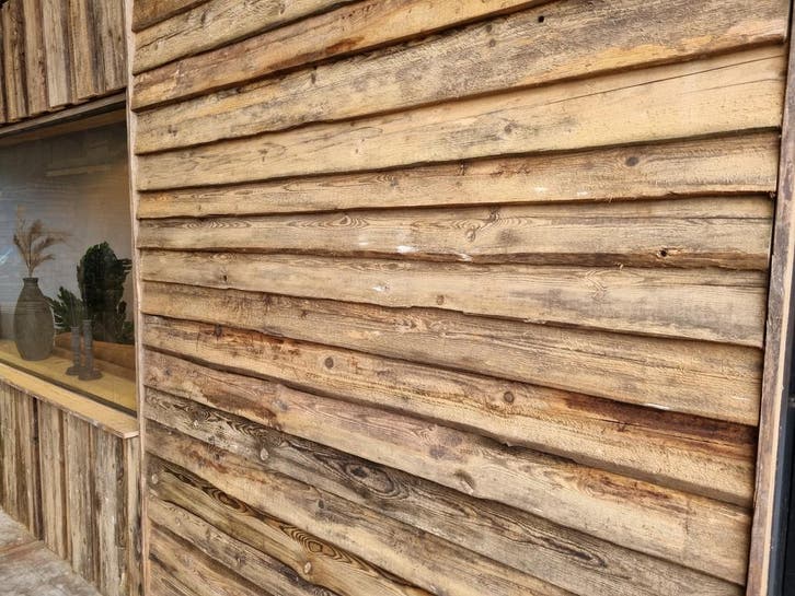 grenen wandbekleding gezaagd uit oude balken., Jardin & Terrasse, Poteaux, Poutres & Planches, Enlèvement ou Envoi