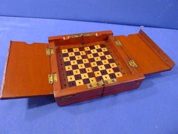 jeu déchecs de voyage boite acajou ouvert 15 x 15 cm -