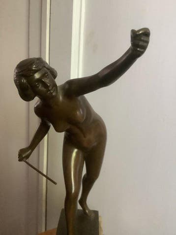 E. Beck - Statue, Atletische vrouw op marmer voet - 29 cm -