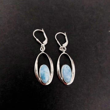Oorbellen van natuurlijk onbewerkte Larimar. Ambachtelijk