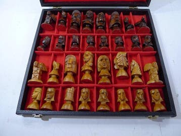 Jeu déchecs en bois dolivier theme Indiens USA coffret de
