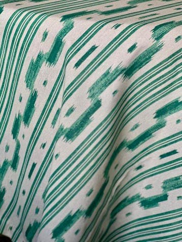 Tafelkleed met een ikat-stijl patroon voor grote tafels. -