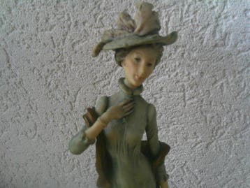 Statue, DEFTIGE DAME MET HAAT WHIPPET HOND - 28 cm -
