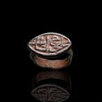 Islamique Bronze Anneau en bronze avec inscription kufique,