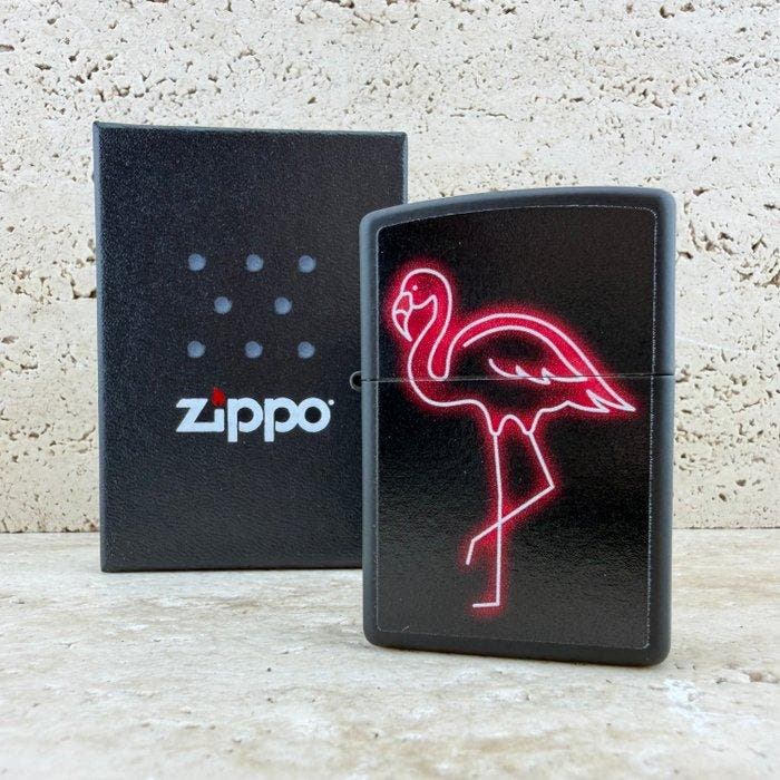 Zippo - Neon Pink Flamingo on Black Matte Case – Collectible, Verzamelen, Rookartikelen, Aanstekers en Luciferdoosjes