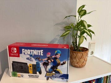 Nintendo - Switch - Nintendo Switch Fortnite Edition -