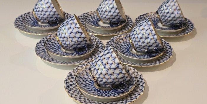 Lomonosov Imperial Porcelain Factory - A.Yatskevich -, Antiquités & Art, Antiquités | Meubles | Tables