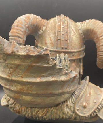 Reliëf, Buste Viking – Casque à cornes / scène intérieure –