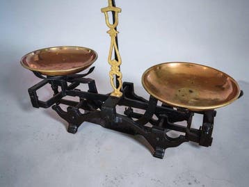Dekorative alte Balkenwaage mit Messingschalen – 5,5 kg -, Antiek en Kunst