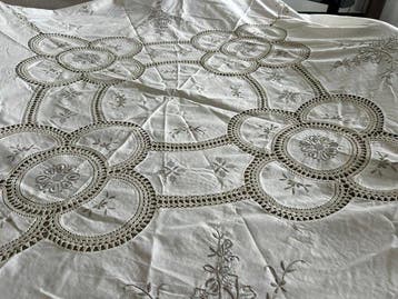 Tovaglia rotonda lino con ricami e inserti uncinetto - Nappe