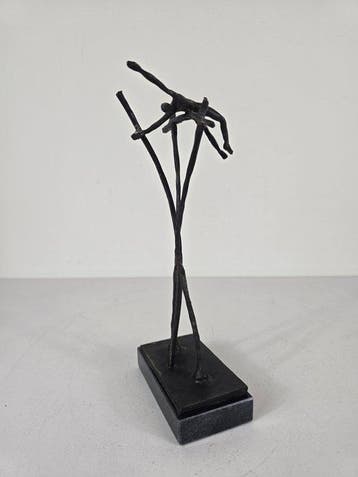 Beeld, Polsstokhoogspringer in actie - 23 cm - Legering, Antiquités & Art