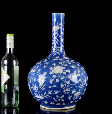 Een grote (39,7 cm) Chinese Tiangiuping-vaas met witte-slip, Antiek en Kunst