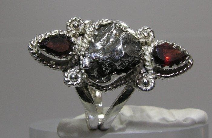 Campo del Cielo meteorite Kristal - Hoogte: 27 mm - Breedte:, Verzamelen, Mineralen en Fossielen