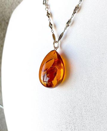 Pendentif avec ambre baltique naturelle et collier en argent