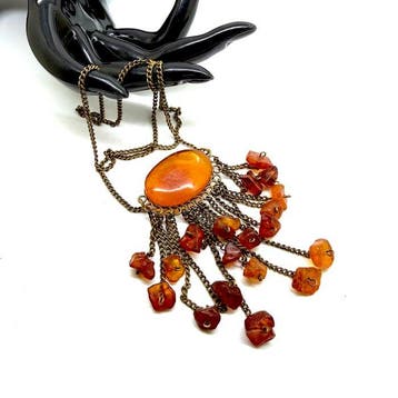 Oude ketting met grote natuurlijke Baltische barnsteenhanger
