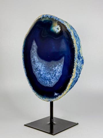 Agate bleue rare - géode de cristal de roche sur socle -