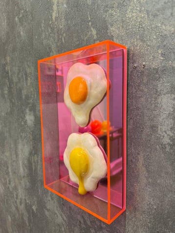 KIRAS - “Colazione Pop – Double Eggs” FUCSIA, Antiquités & Art