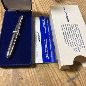 Fisher Space Pen Co., USA - Un stylo à bille spatial -