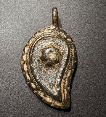 Viking periode Brons Grote en onbeschadigde hanger in de